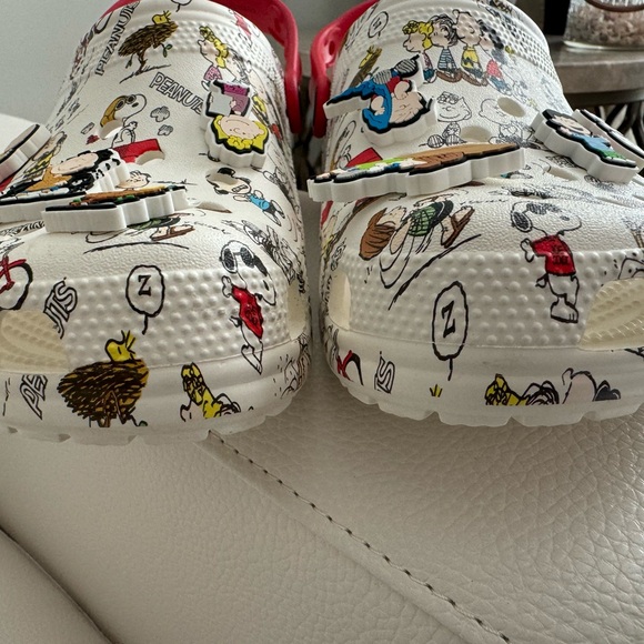 CROCS Limited Edition Peanuts Classic Unisex Clog w/ Jibbitz; Men 8 / Women 10 - Picture 10 of 11